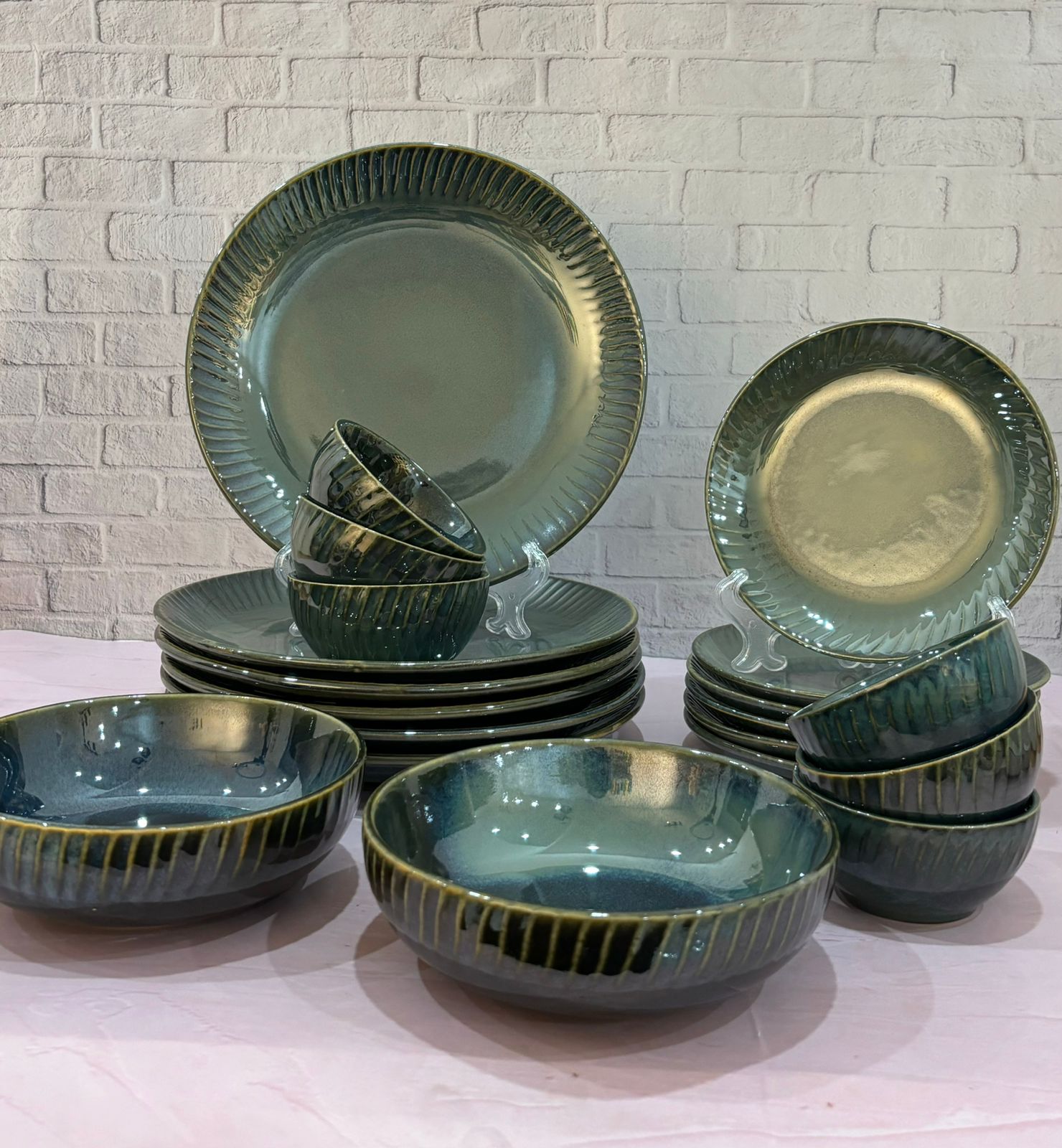 Olive Green Line Glaze Dinner Set (Set of 20) – House of Ceramics